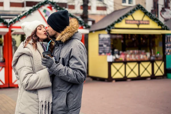 Joven Pareja Encantadora Novia Novio Recién Casados Pie Calle Beber —  Fotos de Stock