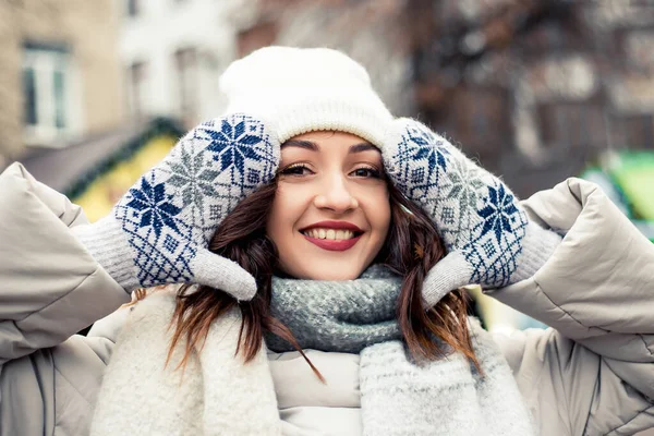 若いかなり笑顔の白い歯の女性の顔は カメラを見て パターンと暖かいミトン 寒い天候 冬の休日 新年のクリスマスの装飾 バレンタインデーのコンセプト — ストック写真