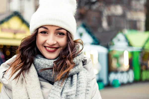 미소짓고 여성이 카메라를 보면서 치아를 있습니다 성탄절 발렌틴 — 스톡 사진