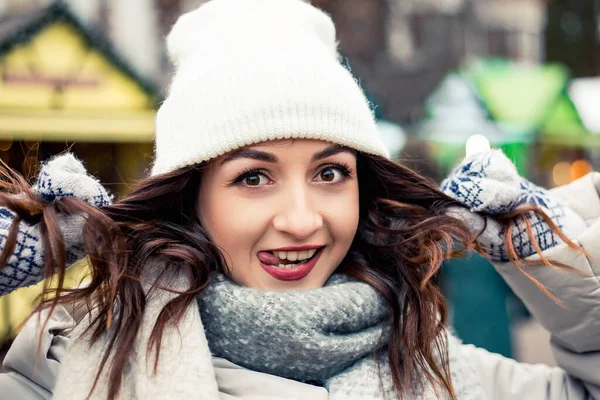 若いかなり面白い顔を開いて口の白い歯の女性の顔のカメラを見て笑顔 寒い天候 冬の休日 新年のクリスマスの装飾 バレンタインデーのコンセプト — ストック写真