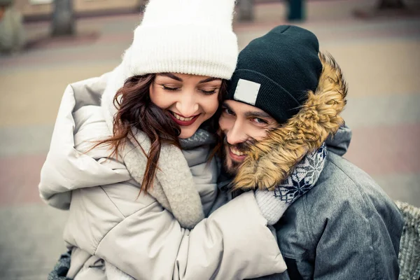 Joven Pareja Encantadora Novia Novio Recién Casados Sentado Calle Besar —  Fotos de Stock