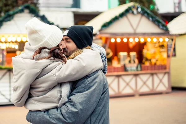 Joven Pareja Encantadora Novia Novio Recién Casados Pie Calle Besar —  Fotos de Stock