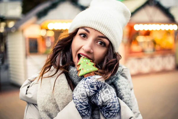 Joven Hermosa Mujer Bonita Pie Calle Comiendo Galletas Chocolate Pan —  Fotos de Stock