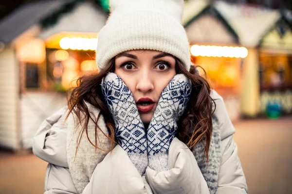 若いかなり驚くべき笑みを浮かべて驚き口を開けて白い歯の女性はカメラを見て叫んで叫んで直面する 新年のクリスマスの装飾 バレンタインデーのコンセプト — ストック写真