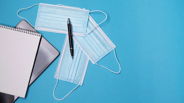 Flat Lay Tablet Wit Notebook Geïsoleerde Blauwe Achtergrond Digitaal Modern — Stockfoto