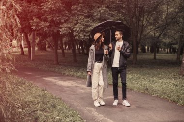 Genç bir çift yeşil şehir parkında yürüyor, sıcak kahve kağıdı eko-geri dönüşüm kupası içiyorlar. İki aşık karı koca birlikte vakit geçirir, siyah şemsiyeyle film ya da haber tartışırlar..