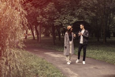 Genç çift yeşil şehir parkında yürüyor, sıcak kahve kağıdı eko-geri dönüşüm kupası içiyorlar. İki sevgili koca karı birlikte vakit geçirir. Yağmuru korumak için film siyah şemsiyesini tartışırlar..