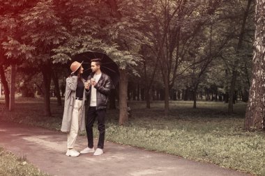 Genç çift yeşil şehir parkında yürüyor, sıcak kahve kağıdı eko-geri dönüşüm kupası içiyorlar. İki sevgili koca karı birlikte vakit geçirir. Yağmuru korumak için film siyah şemsiyesini tartışırlar..