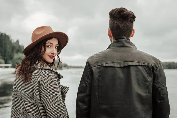 Achteraanzicht Van Liefdevol Koppel Dat Bij Bewolkt Winderig Weer Pier — Stockfoto