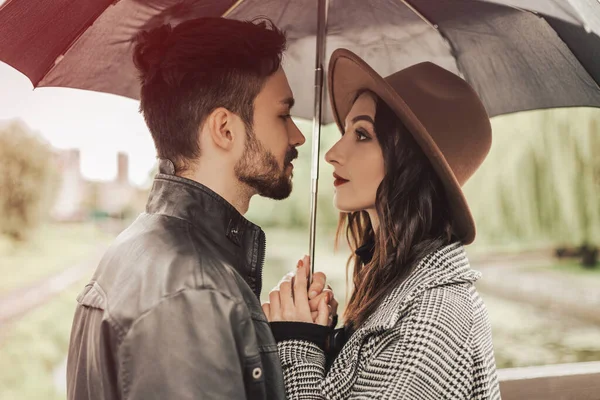 Profile Side View Heterosexual Couple Standing Use Umbrella Shelter Rain — Stock Photo, Image