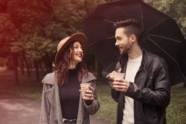 Unga Par Promenader Våren Grön Stadspark Dricka Varmt Kaffe Papper — Stockfoto