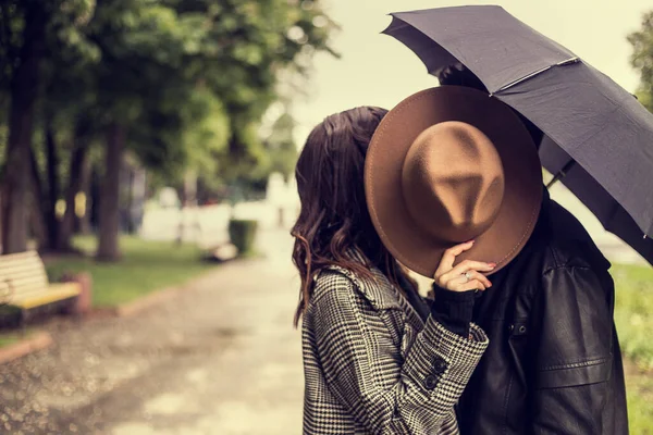 Porträtt Unga Kärleksfulla Par Promenader Stadsparken Och Använda Paraply För — Stockfoto