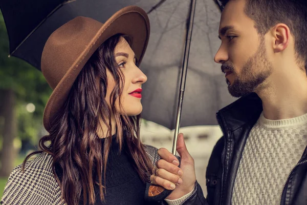 Portrait Young Loving Couple Walking City Park Use Umbrella Shelter — Stock Photo, Image