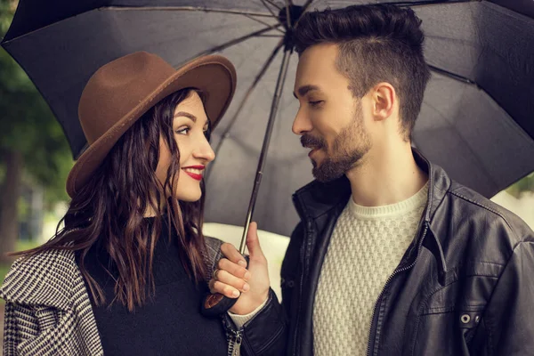 Portrait Young Loving Couple Walking City Park Use Umbrella Shelter — Stock Photo, Image