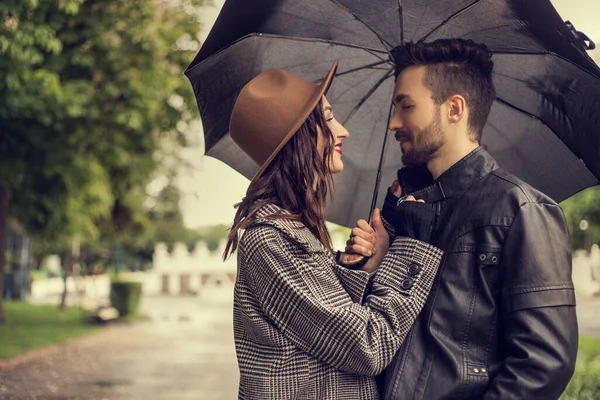 Porträtt Unga Kärleksfulla Par Promenader Stadsparken Och Använda Paraply För — Stockfoto
