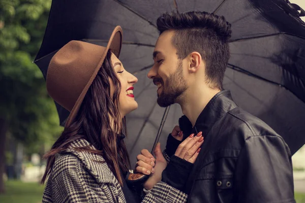 Retrato Una Pareja Joven Cariñosa Caminando Por Parque Ciudad Usando —  Fotos de Stock