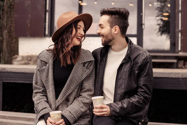 Heteroseksueel Tevreden Echtpaar Hebben Een Date Buiten Buurt Van Cafe — Stockfoto