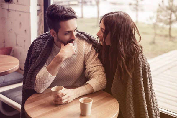 Giovane Coppia Era Molto Fredda Andò Caffè Siediti Sotto Tappeto — Foto Stock