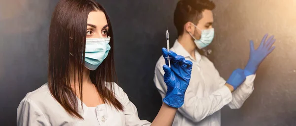 看護婦女性医師は ワクチン注射準備注射器を保持します 液体溶液薬 予防接種の概念 女性は医療用のガウンを着用し 顔のマスクは青い手袋を滅菌 コロナウイルス医療 — ストック写真