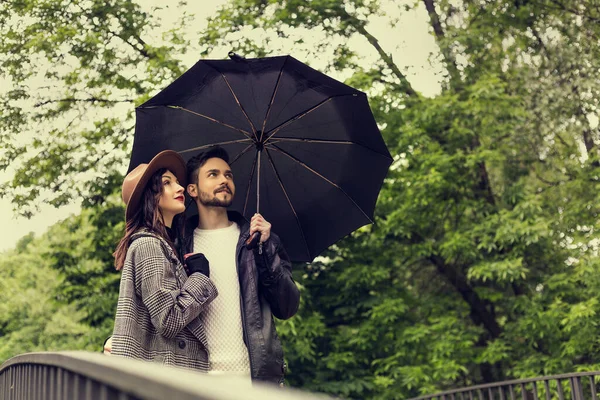 Portret Van Heteroseksueel Koppel Dat Buiten Brug Het Stadspark Bij — Stockfoto