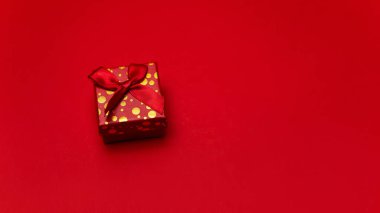 Düz renkli resim kutusu hediyesi kırmızı arkaplanda izole edilmiş parlak tasarım sunar. Sevgililer Günü 'nde, doğum gününde, yeni yılda ya da Noel' de sevgili kavramı. Boş kopyalama alanı