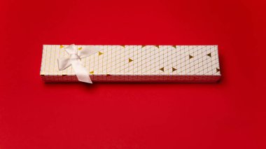 Düz renkli resim kutusu hediyesi kırmızı arkaplanda izole edilmiş parlak tasarım sunar. Sevgililer Günü 'nde, doğum gününde, yeni yılda ya da Noel' de sevgili kavramı. Boş kopyalama alanı