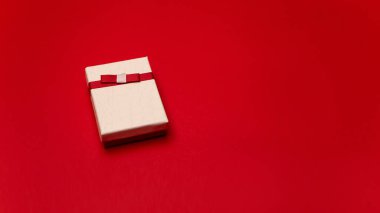 Düz renkli resim kutusu hediyesi kırmızı arkaplanda izole edilmiş parlak tasarım sunar. Sevgililer Günü 'nde, doğum gününde, yeni yılda ya da Noel' de sevgili kavramı. Boş kopyalama alanı