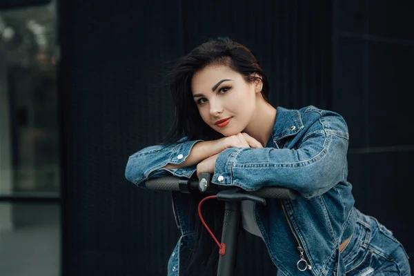 Portret Van Een Vrouw Met Elektrische Scooter Straat Self Service — Stockfoto