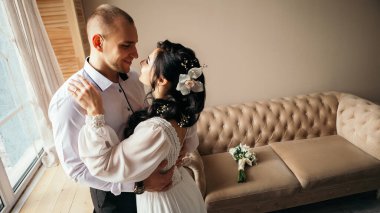 Karı koca stüdyodaki fotoğraf çekiminde kucaklaşıyorlar. Evlenen gelin ve damat nişanlarını kutluyorlar. Romantik aşıklar, yeni evli çiftler, kopyalama alanı..