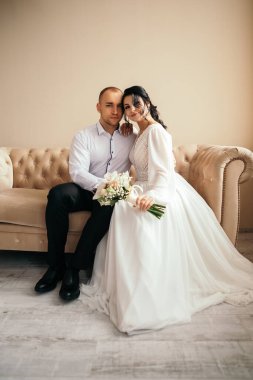 Karı koca stüdyodaki fotoğraf çekiminde kucaklaşıyorlar. Evlenen gelin ve damat nişanlarını kutluyorlar. Romantik aşıklar, yeni evli çiftler, kopyalama alanı..
