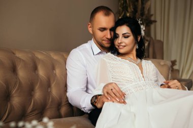 Karı koca stüdyodaki fotoğraf çekiminde kucaklaşıyorlar. Evlenen gelin ve damat nişanlarını kutluyorlar. Romantik aşıklar, yeni evli çiftler, kopyalama alanı..