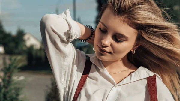 Ritratto Testa Una Giovane Donna Affari Raddrizza Capelli Piedi Sullo — Foto Stock