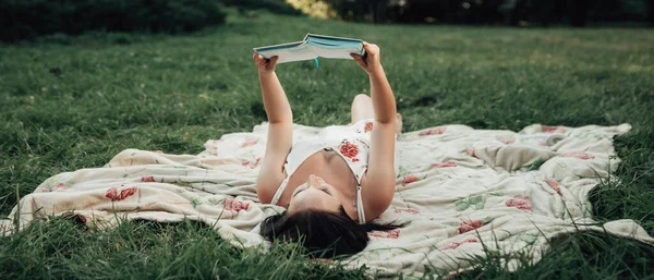 Широкий Кутовий Знімок Молодої Жінки Лежить Якому Покривалі Читає Книгу — стокове фото
