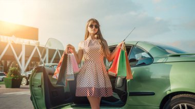 Güzel bir bayanın portresi bir sürü çanta taşır alışveriş meraklısı neşeli alışveriş merkezi kıyafetleri siyah cuma konsepti giyer.