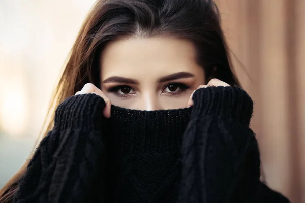 Close Estilo Vida Retrato Jovem Mulher Indiana Frio Rua Tempo — Fotografia de Stock