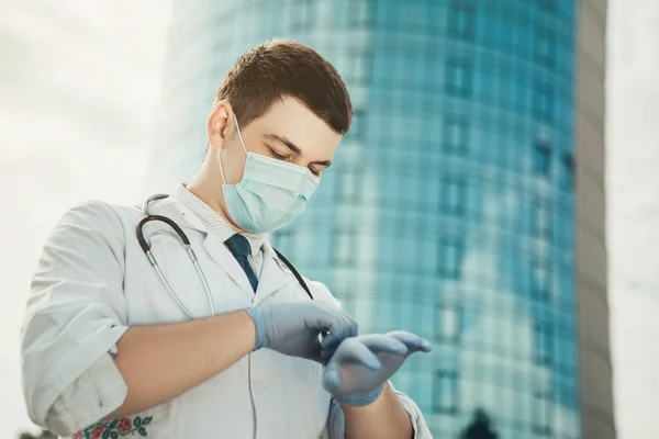 Selektivt Fokus Läkare Att Sätta Kirurg Handskar För Skydd Sjukvårdspersonal — Stockfoto