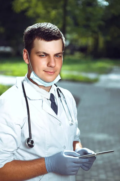 Doctor Parado Afuera Sosteniendo Tableta Personal Médico Con Mascarilla Quirúrgica — Foto de Stock