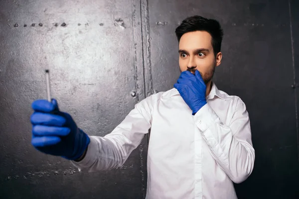 驚くべき医師は実験室でワクチンバイアルを保持します 液体溶液薬 予防接種の概念 男は白いシャツの制服を着て 顔のマスク青手袋 コロナウイルス医療 — ストック写真