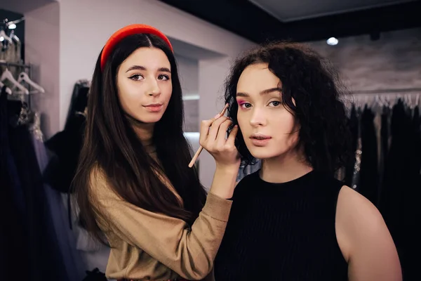 Renkli Pembe Pudra Süren Bir Kadına Maquillage Yapan Bir Makyöz — Stok fotoğraf