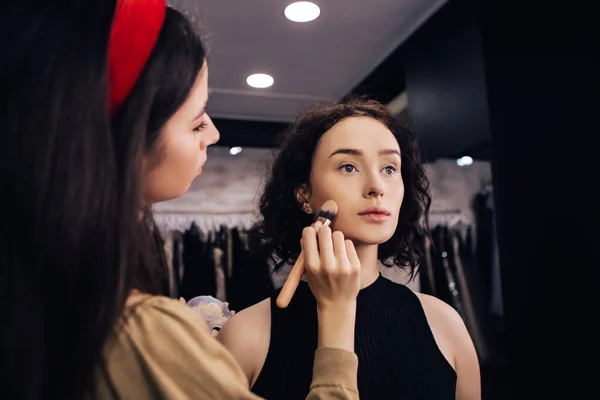 Truccare Artista Talento Facendo Maquillage Alla Donna Applicando Correttore Visagist — Foto Stock