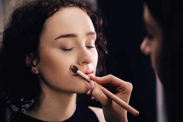 Truccare Artista Talento Facendo Maquillage Alla Donna Applicando Correttore Visagist — Foto Stock