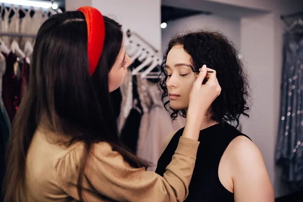 Truccare Artista Talento Facendo Maquillage Donna Modellando Sopracciglia Visagist Utilizzando — Foto Stock
