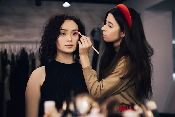 Make Artista Talanted Facendo Maquillage Alla Donna Che Applica Colorata — Foto Stock