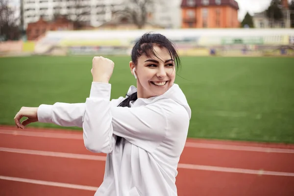 Kız Esniyor Vücudunu Kaslarını Verimli Bir Spor Için Hazırlıyor Şehir — Stok fotoğraf