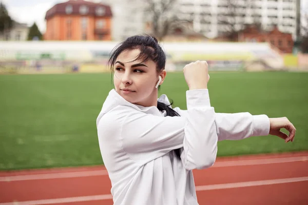 Kız Esniyor Vücudunu Kaslarını Verimli Bir Spor Için Hazırlıyor Şehir — Stok fotoğraf