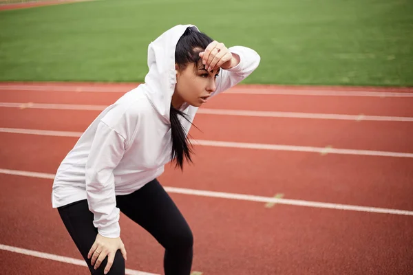 Esteira Pista Corrida Início Mulher Cansada Desportiva Preparar Para Maratona — Fotografia de Stock