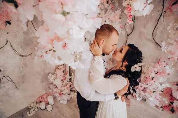 Mąż Żona Przytulają Się Podczas Sesji Zdjęciowej Studio Ślub Małżeński — Zdjęcie stockowe