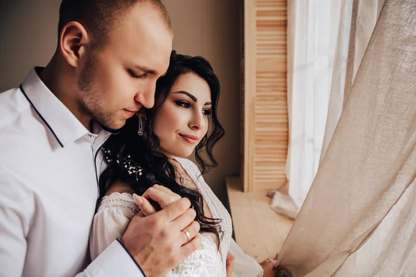 Mąż Żona Przytulają Się Podczas Sesji Zdjęciowej Studio Ślub Małżeński — Zdjęcie stockowe