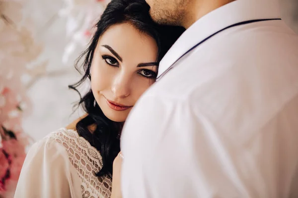 Manželé Objímají Focení Studiu Svatební Nevěsta Ženich Slaví Své Zasnoubení — Stock fotografie