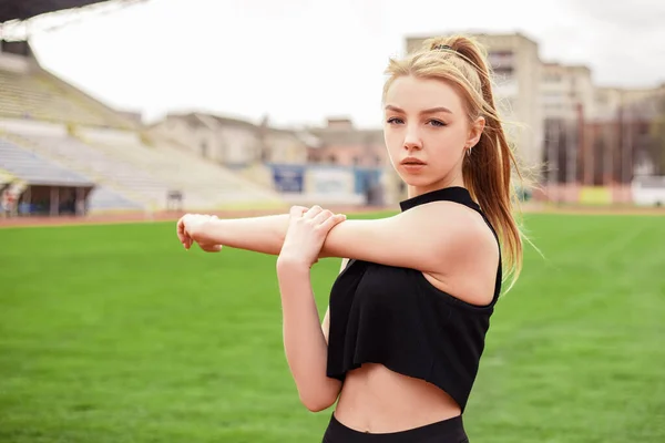 Menina Estende Prepara Seu Corpo Músculos Para Treino Fitness Produtivo — Fotografia de Stock